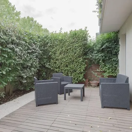 Apartment Garden Next To Disneyland *