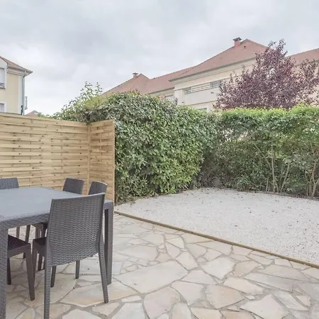 Garden Next To Disneyland Bussy-Saint-Georges